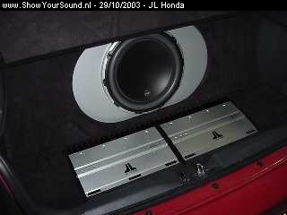 showyoursound.nl - JL Audio Civic by Boyds - JL Honda - dsc01293.jpg - Batcap weggewerkt onder de kist.. en de 500/1 en 300/4 amps liggen verzonken in de bodem maar.....